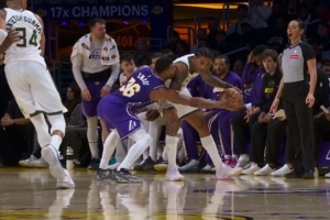 真火眼金睛！斯玛特掏球小波特&裁判吹雄鹿球权 湖人挑战又成功！