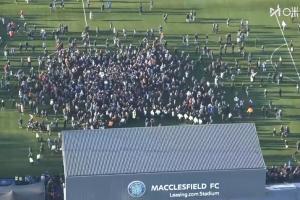 嗨爆了！麦克尔斯菲尔德击败水晶宫晋级，球迷涌入场内疯狂庆祝