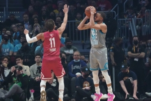 雷吉·米勒：库里和特雷·杨一度身材差不多 库里现在壮多了