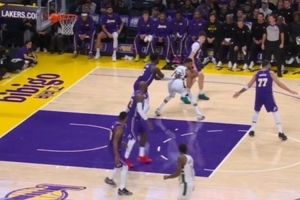 能不能硬点！艾顿双手推防字母哥被一个转身过掉 后者轻松上反篮