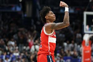 年轻人还是有气势！尚帕尼反击送出抛传 助飞AJ·约翰逊空接暴扣