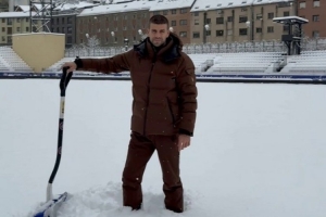 为确保比赛顺利进行，安道尔FC老板皮克亲自来到球场铲雪