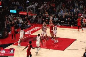 本场比赛首分！夏普突破分球 杨瀚森轻松抛投命中！