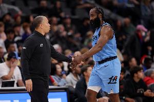 卢：哈登今天节奏非常好 面对对手换防能够趁早发动进攻！