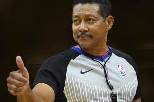 出柜裁判比尔·肯尼迪疑似无对抗重伤 被轮椅推出场！