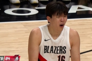 拓媒：杨瀚森怎会有这么多时间？他犯规后总一脸懵 那球都扣不进