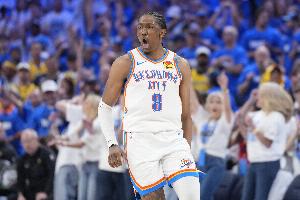 努力追赶！杰伦威抢断反击暴扣无效 但吹了斯潘塞越位犯规