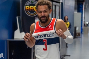 全新的开始！特雷·杨身穿3号球衣现身华盛顿奇才主场