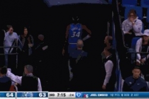 这球够硬！恩比德顶翻小卡特扣篮2+1 后者回更衣室