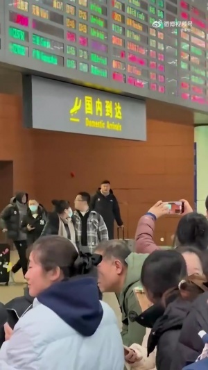 广东男篮落地辽宁~辽宁球迷高喊“1234我爱辽篮” 杜锋乐坏了