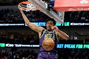 手感火热！墨菲第三节10中6单节射落15分 上演精彩战斧劈扣