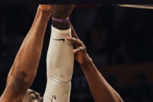 詹姆斯晒关键时刻上篮被打手：🤦‍♂️裁判报告：这球没有犯规