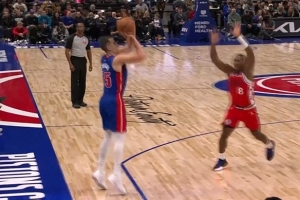 手感炸裂！邓罗连续上篮&三分命中 半节已经13分