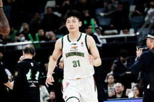 拼尽全力！张陈治锋8中4拿到17分6板 罚球10中9