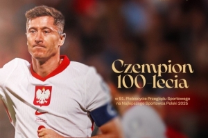 恭喜！莱万荣获波兰“世纪冠军”奖项，妻子安娜代表他领奖