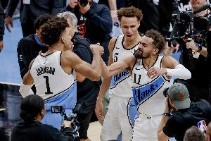 小里弗斯：我听说有些队友很喜欢吹杨 但也有些队友真的受不了他