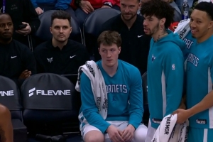 格威笑得贼开心！三球替补席拿球调皮不给森萨博 裁判直接给T！