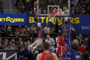 持续发力！活塞抢断小卡后反击 奥萨尔神兵天降空接助队领先19分