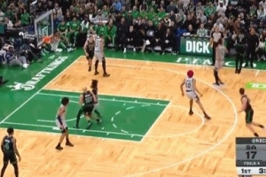 瞄准镜还是高点好用！杰伦·布朗撤步迎着文班亚马超远三分再中