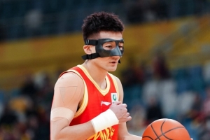 攻防表现挺全面！孙铭徽半场4中2拿到5分5助 防守积极贡献2断1帽