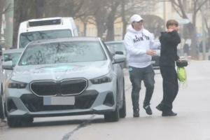 还没领驾照！拜仁17岁小将卡尔今日在驾校教练陪同下抵达训练基地