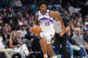 半场快结束终于进啦！森萨博反击底角三分 爵士本场首记三分！