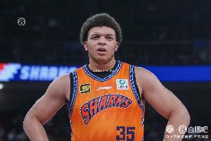 顶级对抗！洛夫顿半场9中3&11罚10中 拿下16分6篮板2助攻