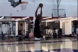 老炮这状态！保罗在老快船基地训练 自己抛球完成双手挂筐暴扣