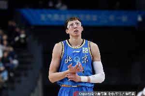 表现一般！周琦6中3仅拿9分10板1助 3失误3犯规