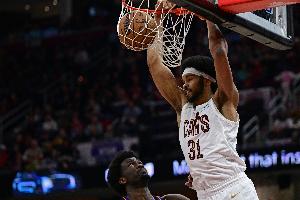 势大力沉！贾勒特·阿伦接球起飞 力压戈贝尔暴力隔扣