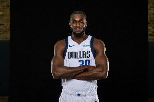 无大碍！西塞拼抢中捂着胳膊痛苦倒地 缓了缓继续打