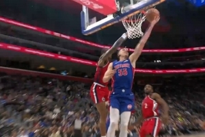 被压制了！哈登单挑上篮遭钉板大帽 快船被活塞打了一波11-0