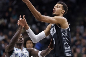 西部第二VS第四！ESPN明日胜率预测：马刺为45.3% 森林狼为54.7%