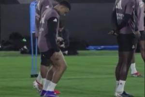 带伤出战巴萨？姆巴佩赛前弯腿测试膝盖情况，膝伤休养不到两周