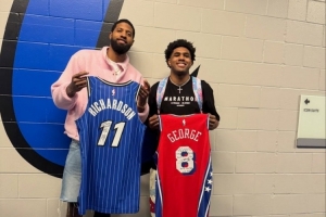 差着辈分！乔治和魔术理查德森合影 后者曾是乔治AAU球队球员