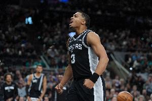 圣城队魂！凯尔登13中6得到18分10板1助1断 包括3进攻板