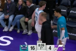 反客为主！4号秀克尼佩尔抢断反击单臂暴扣 黄蜂开局16-4打停爵士