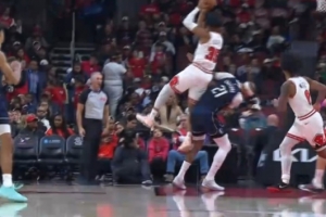 幸无大碍！奥科罗拼抢倒地砸中加福德 简单调整后两人均继续作战