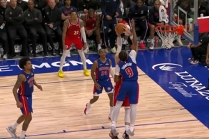 这纵跳能力真炸！奥萨尔篮下原地起跳帽下祖巴茨双手扣篮