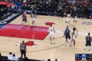 很亏！凯利三分命中同时响哨 裁判回看后吹进攻犯规&进球无效