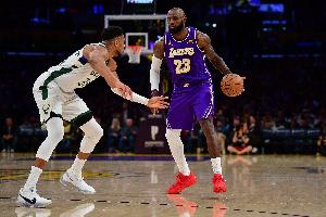 湖人VS雄鹿裁判报告：没任何错判漏判 字母哥对詹姆斯盖帽没犯规!