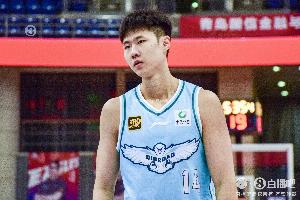 板凳发力！赵嘉义半场替补5中3贡献10分 三分3中2