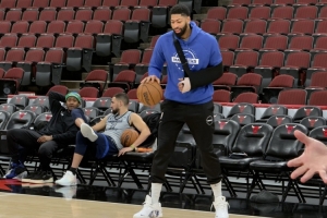 看起来心情不错！浓眉左臂吊带固定&手缠绷带现身赛前训练！