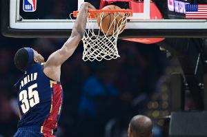 用力过猛！汤姆林跳球奋力一拨 将球打中自家篮筐