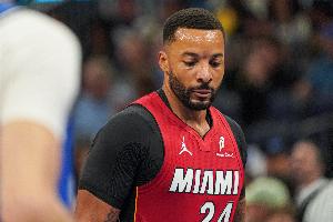 状态大崩！鲍威尔半场9中1仅拿4分1板1助1断 前8投全丢