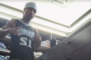 👀哦？杜兰特INS转发身穿莫兰特灰熊12号球衣的球迷图