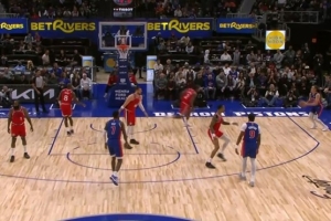 无需预热！邓罗展现射手本色 开场连续命中两记三分