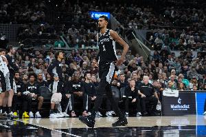 文班：绿军有自己明确的球队风格 他们身体对抗很足打得非常拼