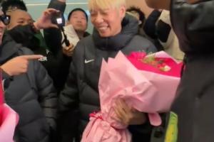 国安工作人员向蒙哥马利介绍张稀哲🤣特地问道：你还记得他吗？