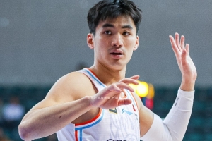 鲁媒：克里斯依旧稳 陈林坚依旧准 于德豪本场比赛成为了大腿